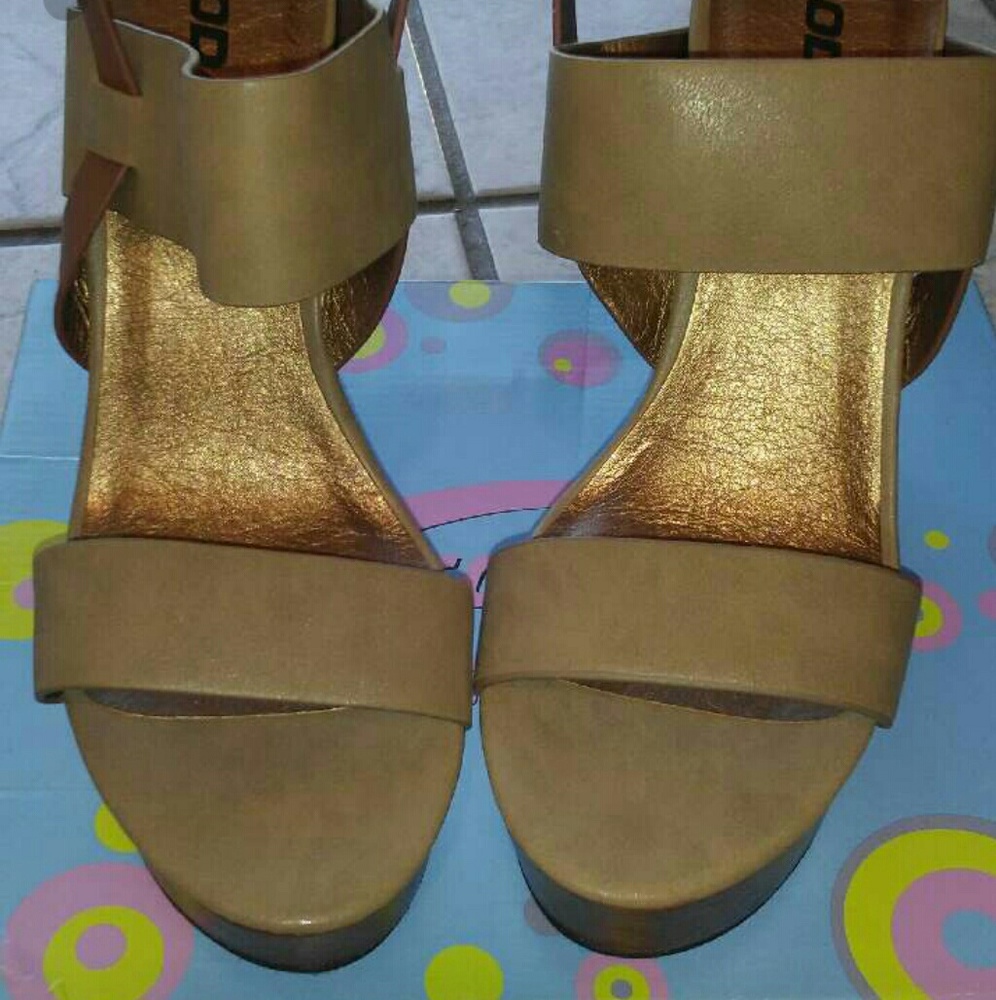 SODA brown/tan wedges size 10